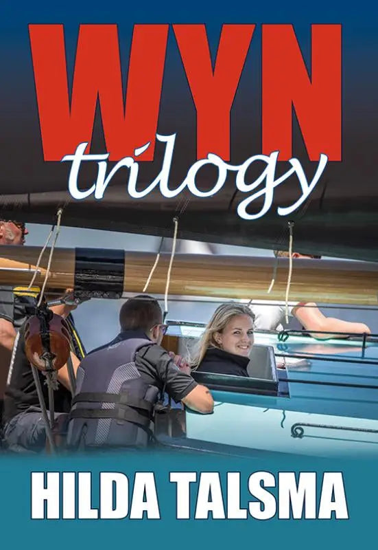 De cover van Wyntrilogy door Hilda Talsma toont een vrouw in zwarte top op een blauwe raceboot met bemanning