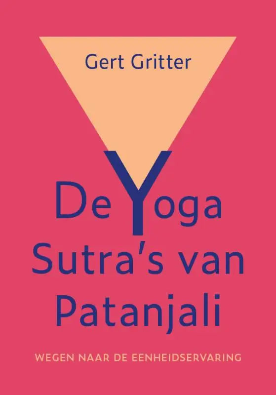 Een levendige roze boekomslag met een gedurfd oranje driehoek en marineblauwe tekst van de yoga sutra’s van patanjali door gert gritter