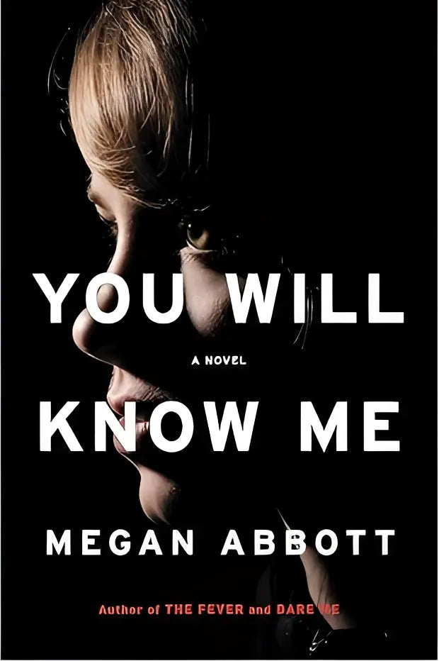 Zwart boekomslag van de roman you will know me met een monochroom portret van een vrouw met blond haar door megan abbott
