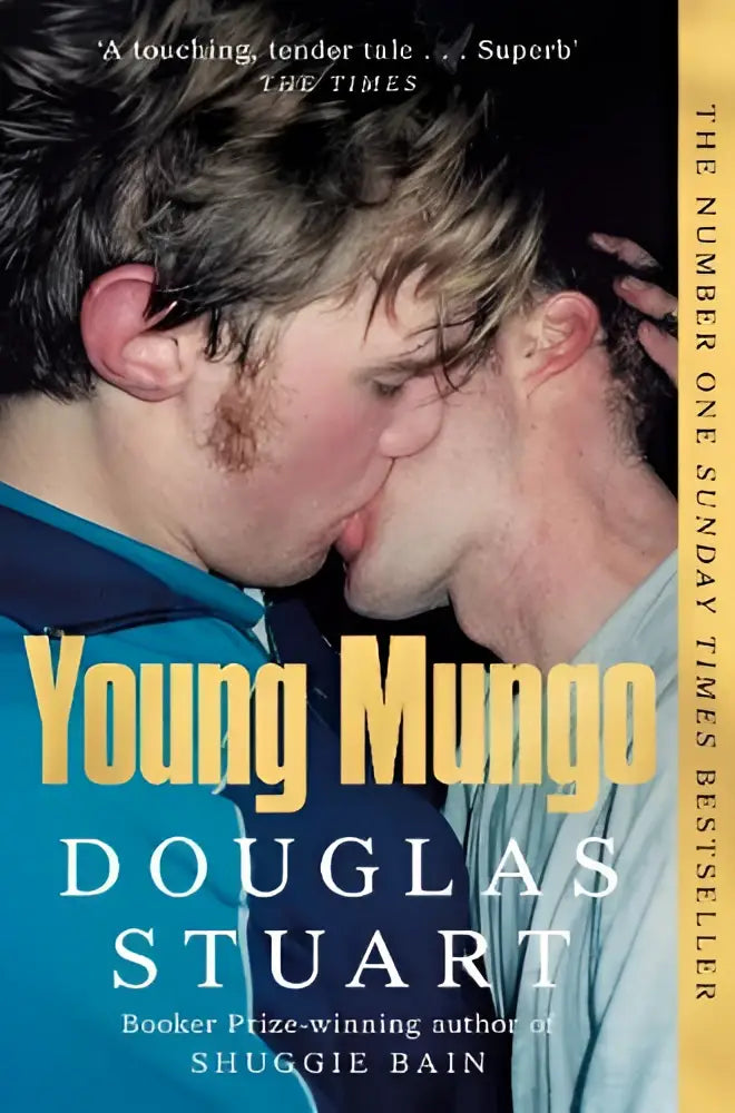 Cover van het boek young mungo door douglas stuart met een close-up van twee jonge mannen die kussen op een donkere achtergrond