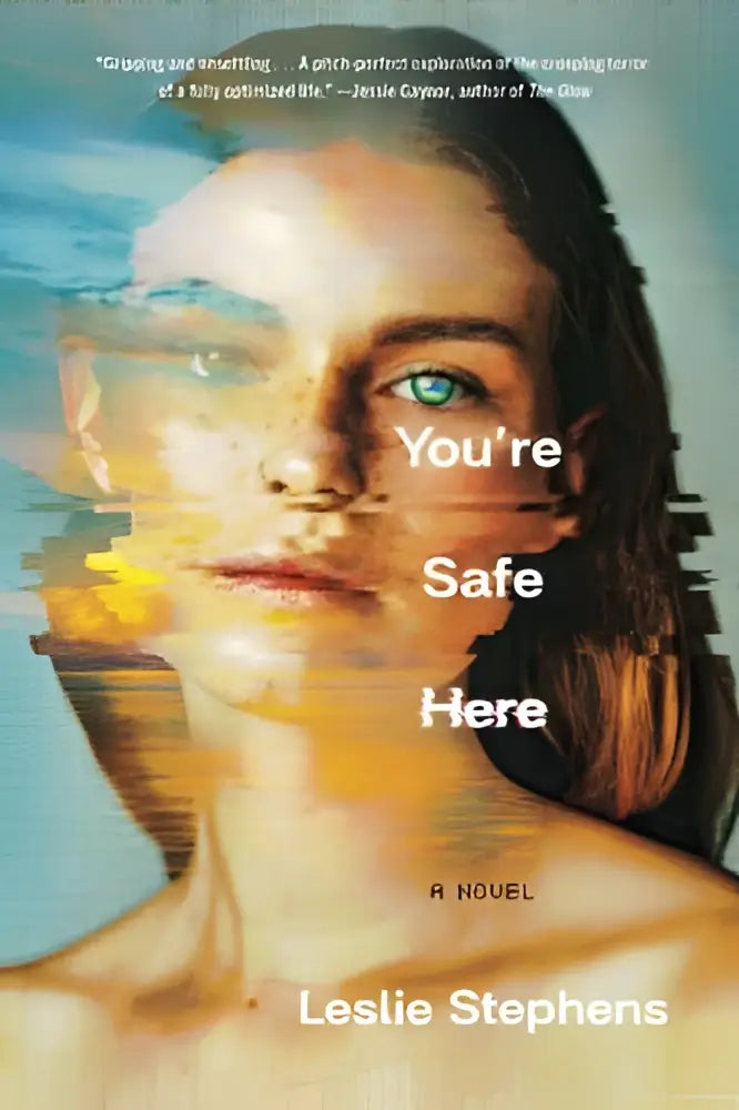 De boekcover van you’re safe here toont een vrouw met opvallende blauwe ogen en digitale kleurige glitch-effecten