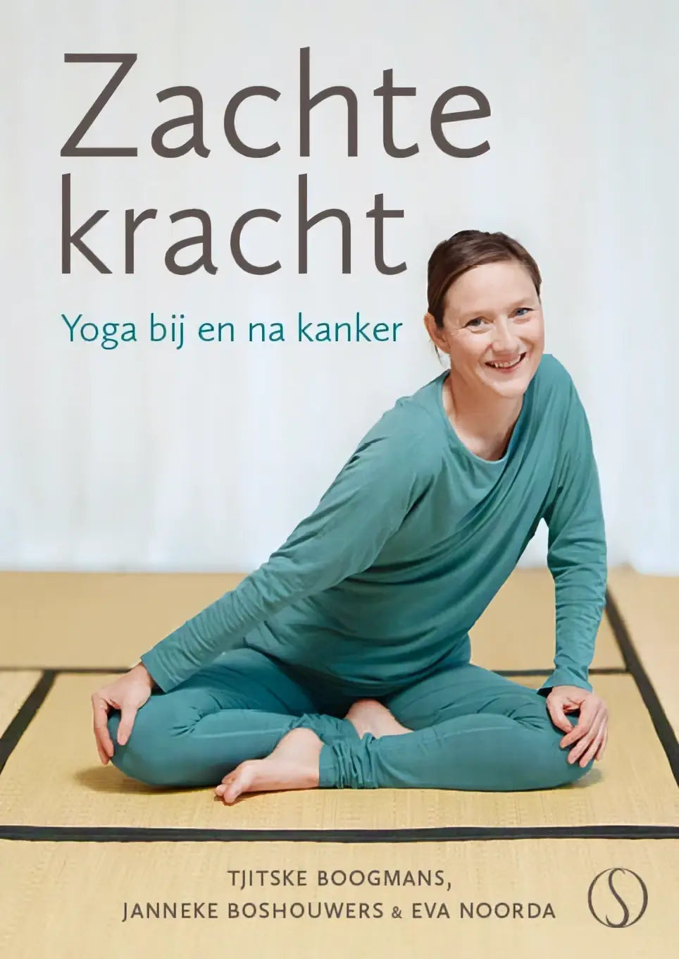 Vrouw zittend op mat in tealkleurige, lange mouwen yoga outfit zachte kracht door eva noorda en janneke boshouwers