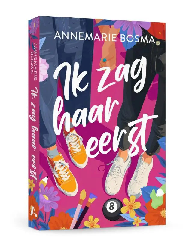 Vibrant roze boekcover van ik zag haar eerst met illustratie van benen in spijkerbroek en sneakers en zwarte achtbal