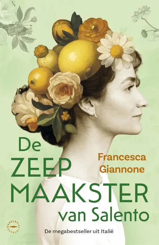 Een vrouw met donker haar draagt een levendige bloemen- en citrusvruchtenkroon op een zachte groene achtergrond