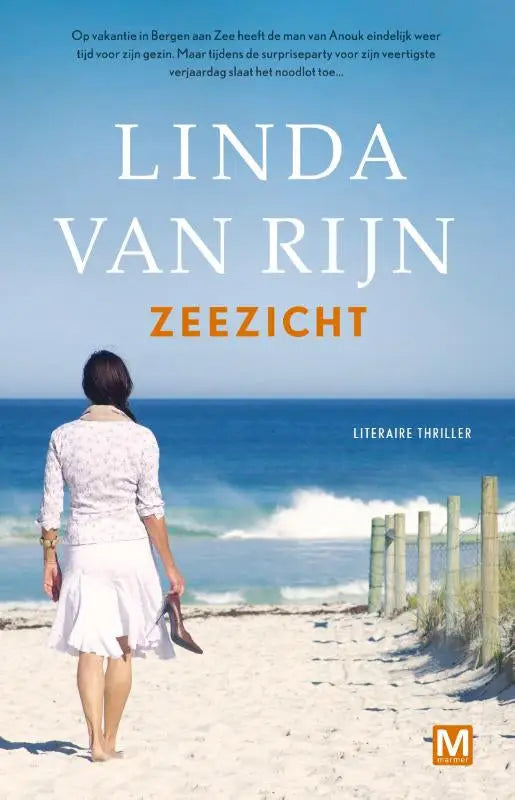 Vrouw in witte kanten blouse en rok loopt blootsvoets op het strand met zwarte hakken zeezicht productbeeld
