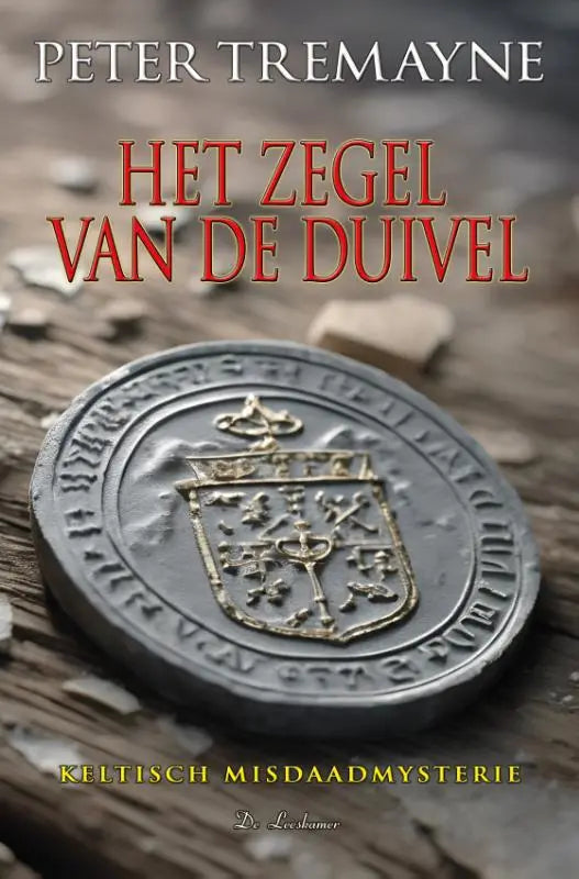 Een metalen, ronde munt met een reliëf van een schild en kroon op een houten oppervlak voor het keltisch misdaadmysterie
