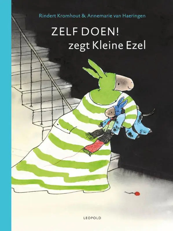 De boekcover toont een speelse groene gestreepte ezel die een kleiner blauw figuur vasthoudt van zelf doen zegt kleine esel