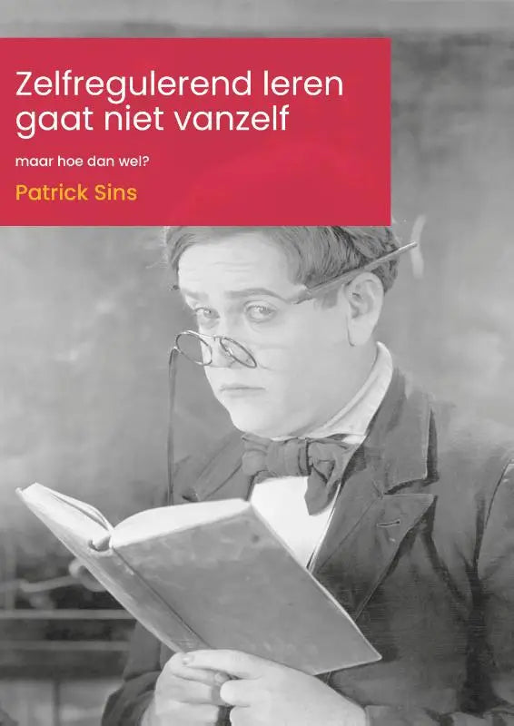 Zwart-witfoto van man in formele kleding die een open boek vasthoudt bij zelfregulerend leren gaat niet vanzelf