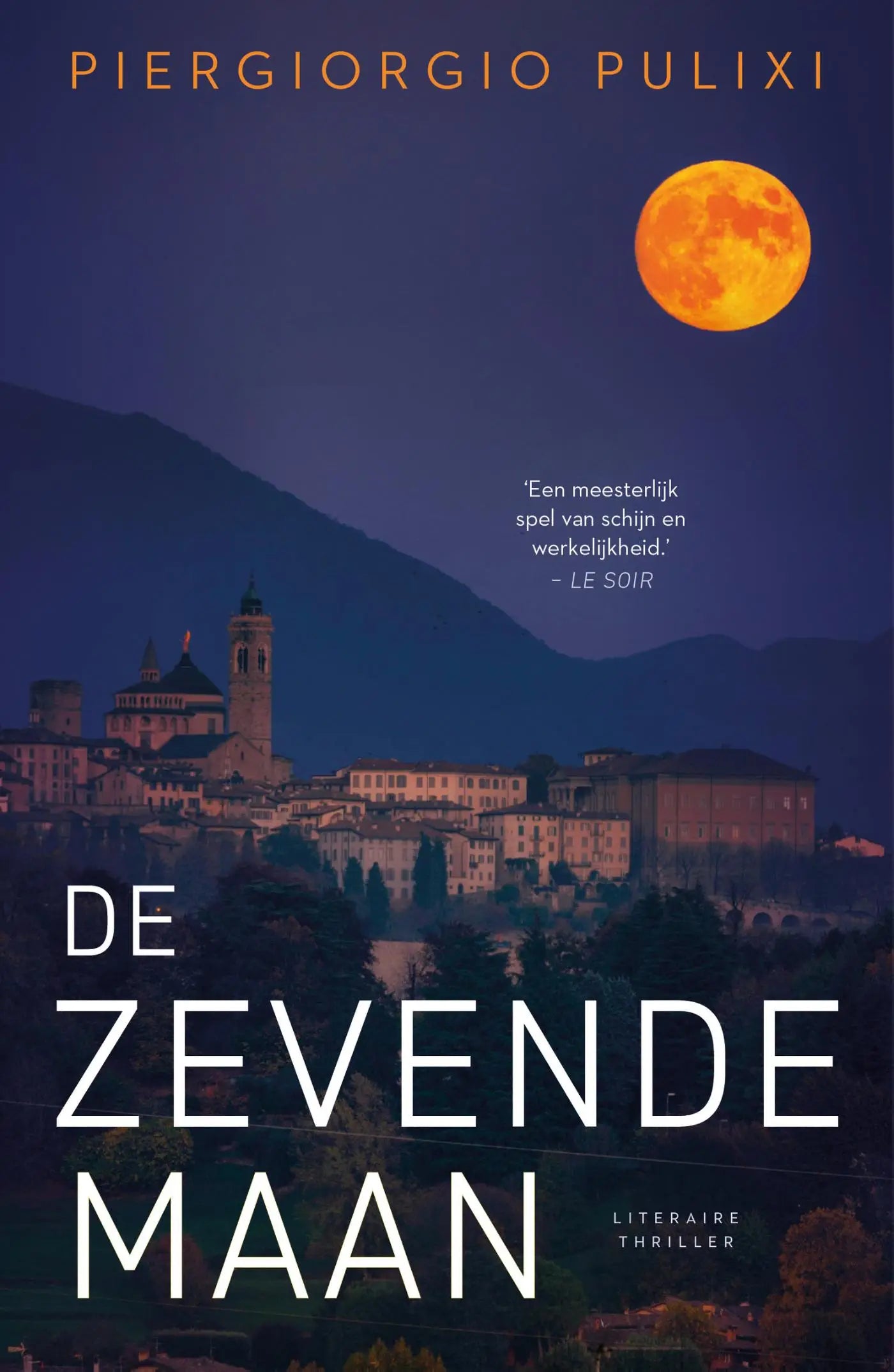 De cover van het boek zevende maan door Piergiorgio Pulixi toont een gloeiende oranje volle maan boven een schemerstad