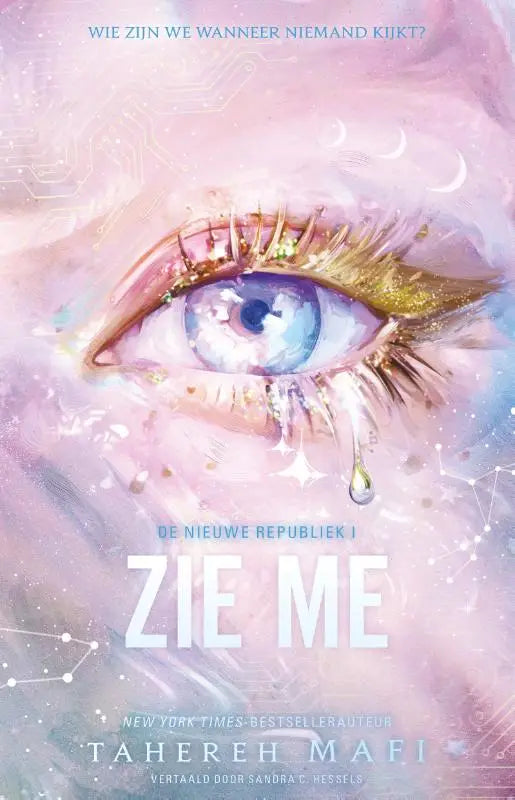 Zie me product met dromerige ethereale oog, goudkleurige wimpers en blauw iris tegen roze paarse kosmische achtergrond tahereh mafi nieuwe republiek