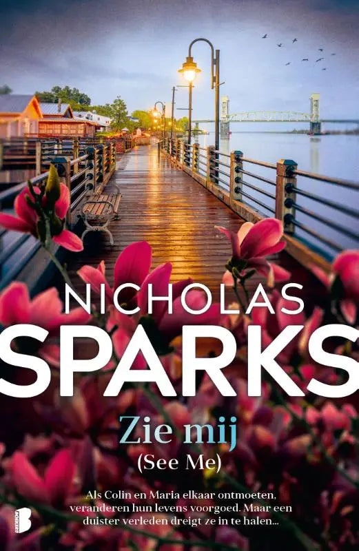De roman Zie mij toont een romantische scène met roze magnoliabloesems en een houten pier waar een duister verleden dreigt