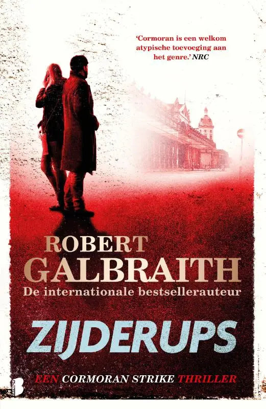 De boekomslag van zijderups door robert galbraith toont twee figuren die naar een oud gebouw lopen in rood en zwart, cormoran strike thriller