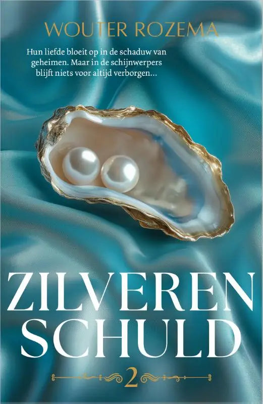 Een open oesterschelp met twee glanzende witte parels op een teal satijnen achtergrond voor zilveren schuld liefde bloeit schijnwerpers blijft