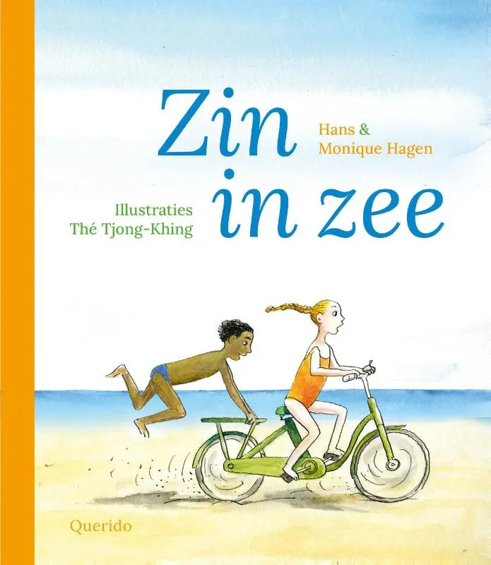 Een groene fiets met witte wielen wordt bereden door een meisje in een oranje badpak op een zandstrand zin in zee jonge lezers