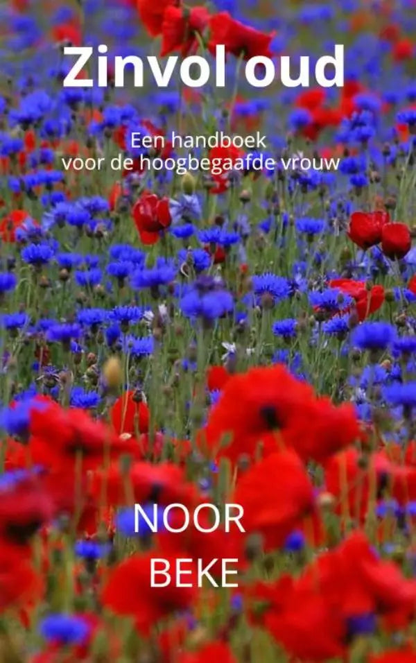 Een levendige boekomslag met veld rode klaprozen en blauwe korenbloemen voor zinvol oud een handboek voor de hoogbegaafde vrouw