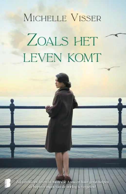 De boekomslag van zoals het leven komt toont een vrouw in een donkerbruine lange jas op een houten pier australië anna gezin helpen