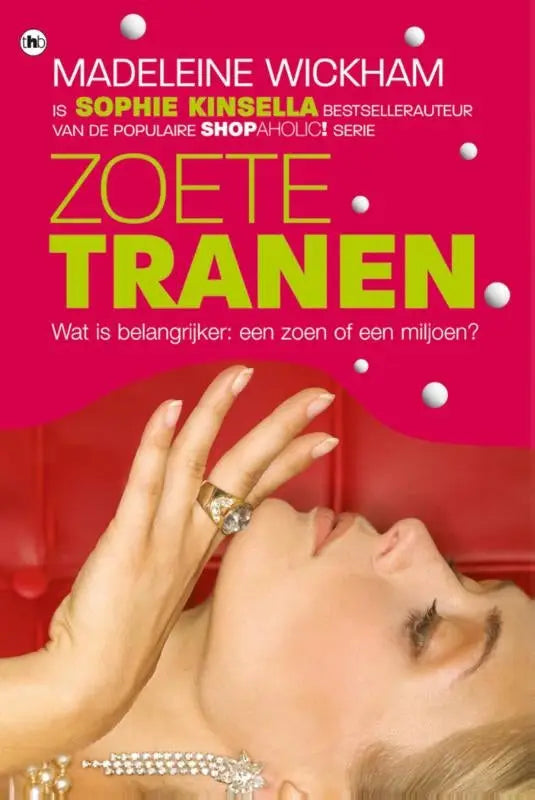 Vrouwelijke hand met gouden ring en diamanten accent tegen roze achtergrond voor de nederlandstalige feelgoodroman zoete tranen van sophie kinsella