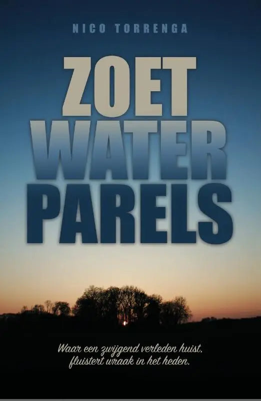 De boekcover van zoetwaterparels toont gedurfde blauwtinten tekst tegen een schemerige hemel met silhouetten van bomen
