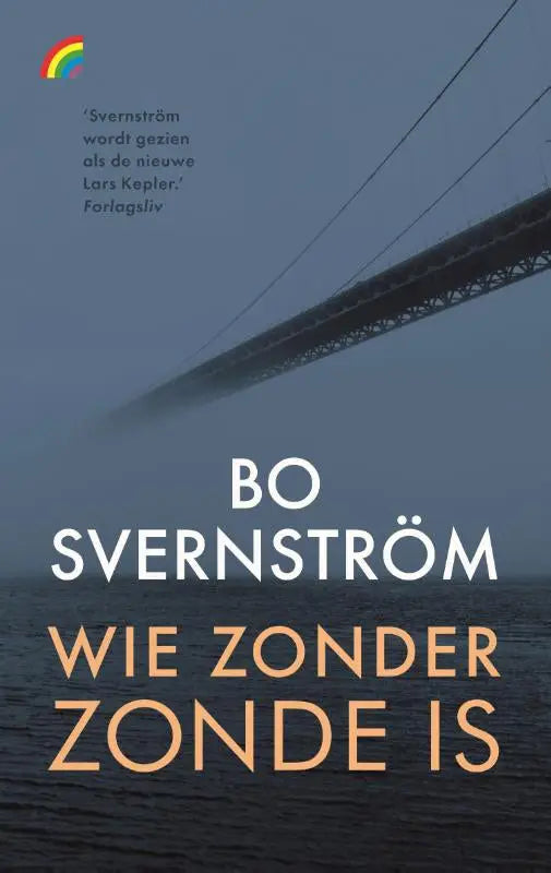De boekcover van de literaire thriller wie zonder zonde is toont een mistige brug onder een bewolkte lucht