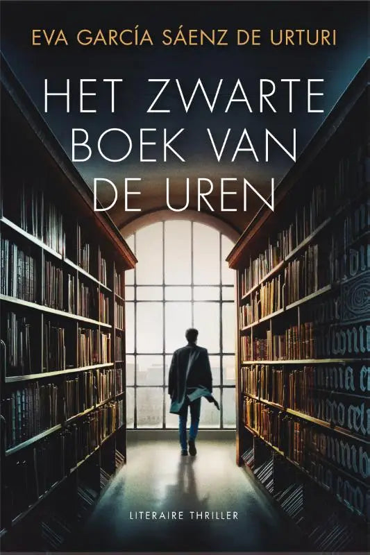 Het zwarte boek van de uren door eva garcía sáenz de uruturi toont een figuur in een donkere bibliotheek met witte stad thema