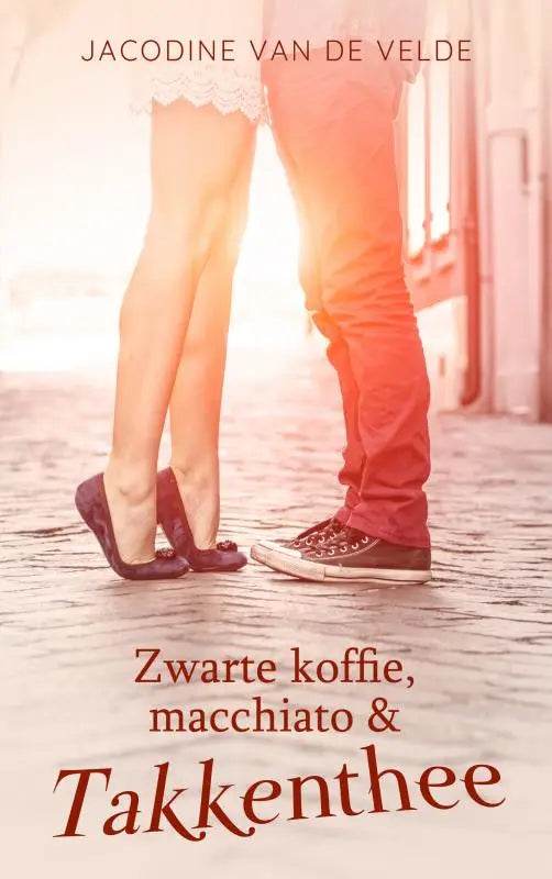 Een paar donkerpaarse lage hak schoenen met glanzende afwerking en kleine strikjes bij de tenen bij zwarte koffie macchiato en takkenthee