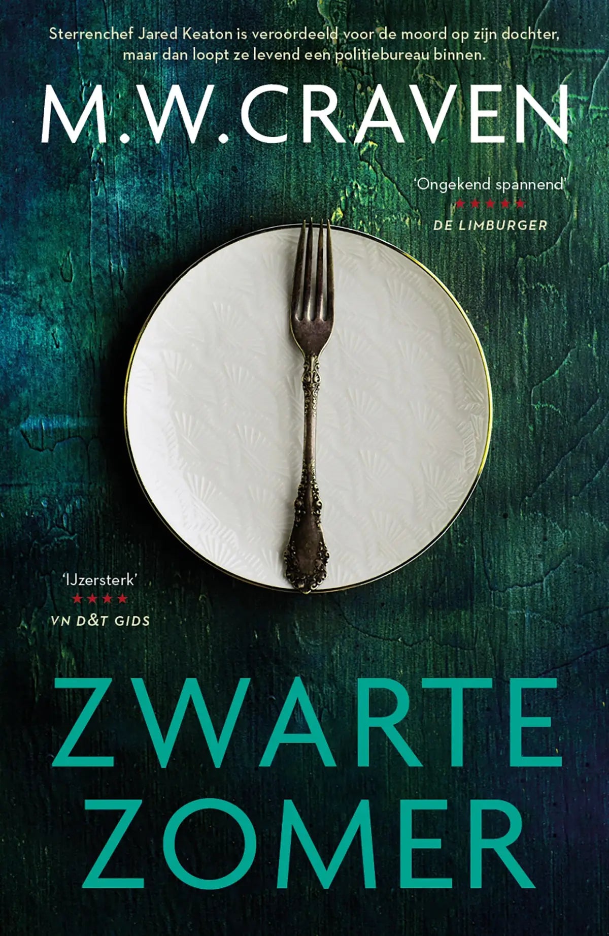 Een vintage zilveren vork staat rechtop op een witte keramische plaat met een sierlijke rand in zwarte zomer stijl