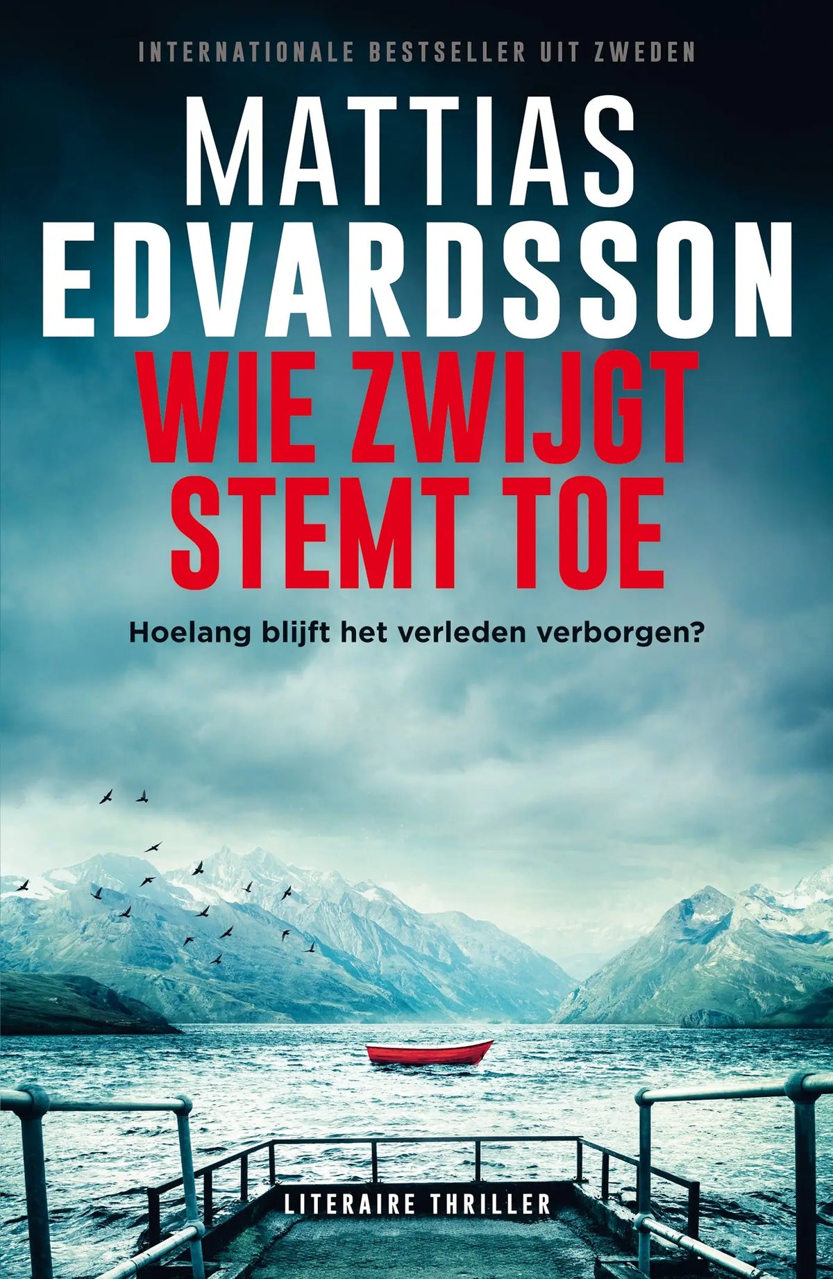 Rode boot op donkere stormachtige meer voor sneeuwbedekte bergen met zwijgt stemt van mattias edvardsson luitingh sijthoff